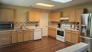 Cozy Four Bedroom Residence in Converse