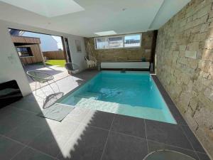 Villa avec piscine couverte et proche de la mer