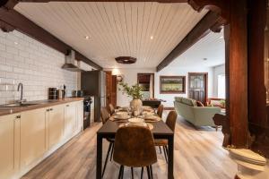 Madison House - Converted Church 5 Bed Pontypool