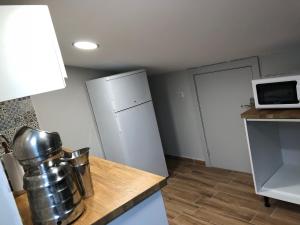 Habitación con cocina y baño