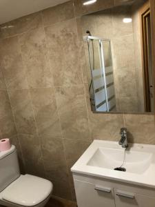 Habitación con cocina y baño