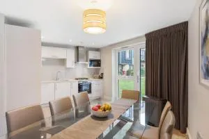 Modern 3BR Flat quick links to LDN & Heathrow - 谢珀顿