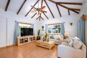 Private Oceanfront 4-Bed Villa wPool on Huge Lot