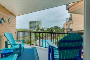 Lovely Galveston Condo Walk to Seawall and Beach!
