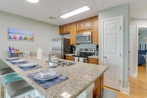 Lovely Galveston Condo Walk to Seawall and Beach!