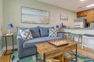 Lovely Galveston Condo Walk to Seawall and Beach!