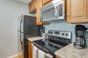 Lovely Galveston Condo Walk to Seawall and Beach!