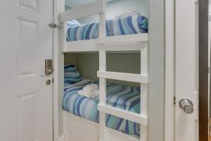 Lovely Galveston Condo Walk to Seawall and Beach!