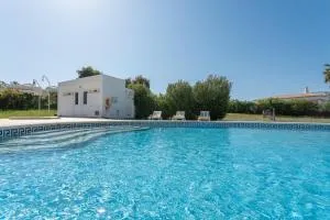 BnB Homes Luxurious Apartment with 2 bedrooms, swimming pool & patio - Vale de Santa Maria