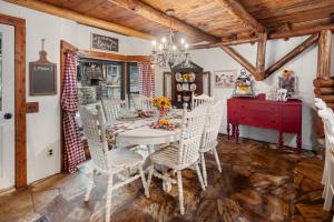 Log cabin-King-Soaring Ceiling-Full kitchen-The Cuddly Cow