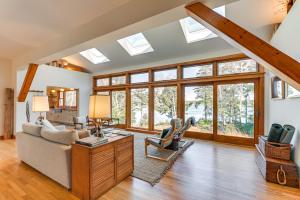 Chic Addison Home with Fire Pit on 8 Private Acres!