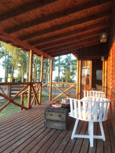 Cabaña frente a la laguna