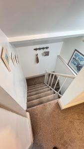 Nancies Place - DARTMOUTH TOWN CENTER with PRIVATE PARKING - A Traditional Georgian PRIVATE DUPLEX APARTMENT - BEAUTIFULLY REFURBISHED - TWO BEDROOMS, BATHROOM, KITCHEN and LOUNGE DINER
