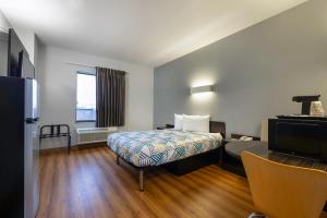 Queen Room - Disability Access - Non-Smoking room in Motel 6-Texas City TX - I-45 South