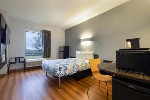 Queen Room - Non-Smoking room in Motel 6-Texas City TX - I-45 South