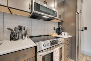 Walk Everywhere! Central Traverse City Condo