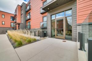 Walk Everywhere! Central Traverse City Condo