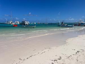 Suite in shared apartment, pool and beach access