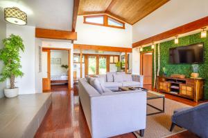 Sequoia River House, close to SNP, 2 Decks on Amazing River on 7acres
