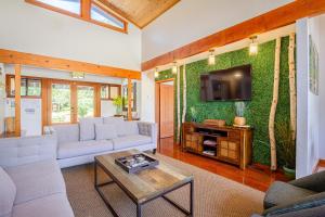 Sequoia River House, close to SNP, 2 Decks on Amazing River on 7acres