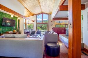 Sequoia River House, close to SNP, 2 Decks on Amazing River on 7acres