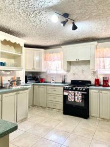 Steps 2 Beach - 5 Bedroom 3 Bathroom Villa