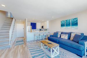 Bayside Retreat Bayfront with views from bed & 2 balconies - walk to beach & Belmont Park