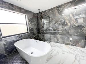 Modern Lakefront Home