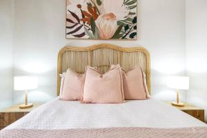 Poolside on Martyn - Relax by the Resort Pool