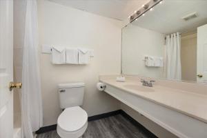 Standard Room With 2 Double Beds room in Eden Roc Motel
