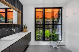 Ohana - The Ultimate Family Pool Escape