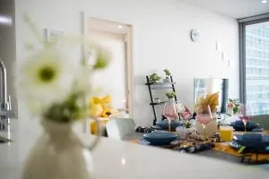 Vivid condo with Pool in Olympic Park - Flemington