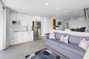 Luxury Condo in the heart of hotel zone!