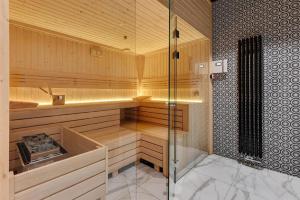 Glamorous Jacuzzi Suite by Downtown Apartments