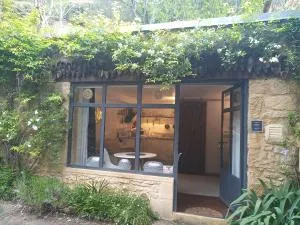 CHAMBRE du SABOTIER - Studio troglodytique - A 100 m Baignade en rivière - Location de Canoë - Circuits cyclo - Aire de pique-nique - 3 restaurants - Saint-Cybranet