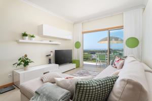 BnB Homes Ocean view Apartment with comfortable Terrace, 2 Swimming pools & Tennis court