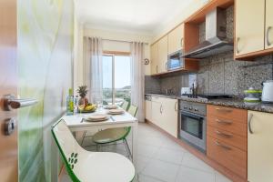 BnB Homes Ocean view Apartment with comfortable Terrace, 2 Swimming pools & Tennis court