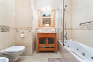 BnB Homes Ocean view Apartment with comfortable Terrace, 2 Swimming pools & Tennis court