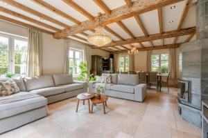 Huswell - Authentic Serene Vacation Hideaway with Pond