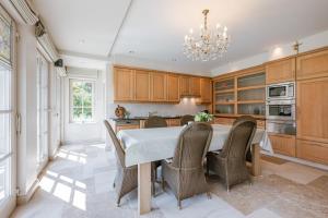Huswell - Authentic Serene Vacation Hideaway with Pond