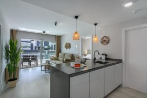 Los Camaleones by Ĥ - Playa de los Haraganes HLHC2004PE63