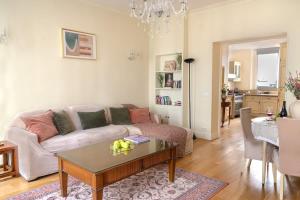 La Lumiere Eiffel Walk to Tower