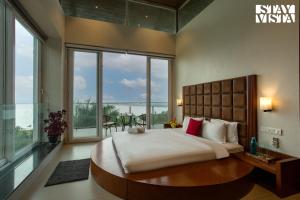 StayVistas Del Lago Farms - Lakeview Villa with Infinity Pool, Projector & Indoor-Outdoor Games