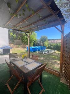 Apartamento loft, jardín y piscina privada