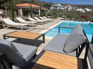 Luxury Apartment St Hedonist with Pool and Garden