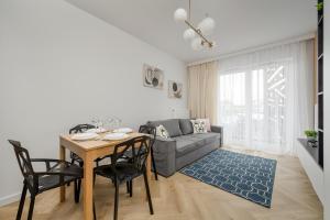 Michalczyka Stylish Apartment with Parking in the City Center of Wrocław by Noclegi Renters
