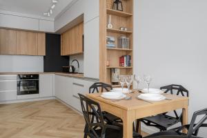 Michalczyka Stylish Apartment with Parking in the City Center of Wrocław by Noclegi Renters