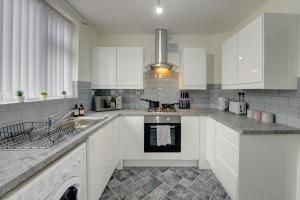 Stunning and Lovely 3 Bed House - Catch 22
