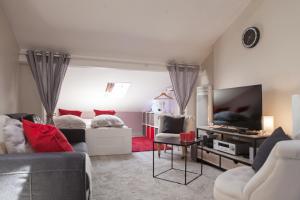 Spacious 2-Bedroom Family Duplex with Free Parking and Netflix