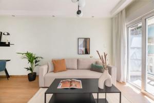 Koukaki 2BR Apartment by UPSTREET